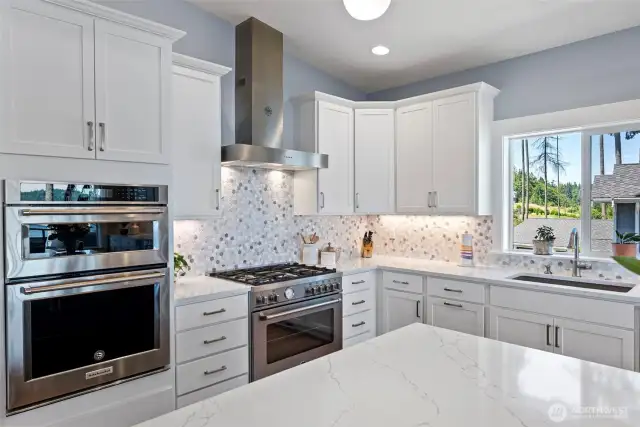 positioned to capture the best of the PNW. Designed for comfort and style, the main floor features vaulted ceilings, a wall of windows, open-concept great room & dining,