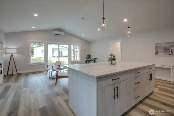 Vaulted ceiling and plenty of lighting