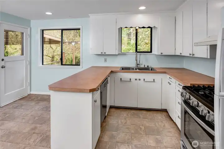 Dishwasher, range oven and refrigerator as well as washer/dryer all stay.