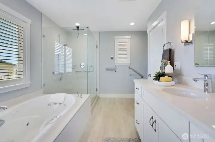 Main floor bath w/ door to pantry/ small utility room that easily floors to kitchen.