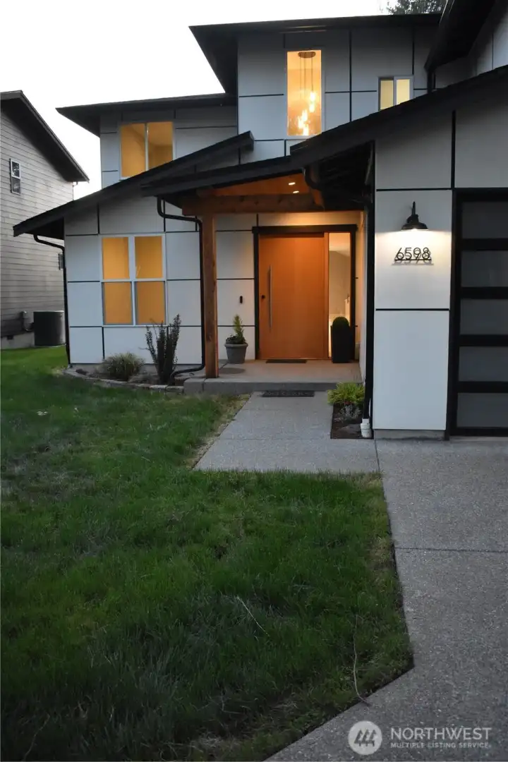 Oversided pivot front door,a striking architectural centerpiece