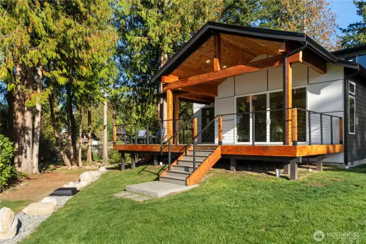Perfect blend of craftmanship, comfort and tranquil waterfront living