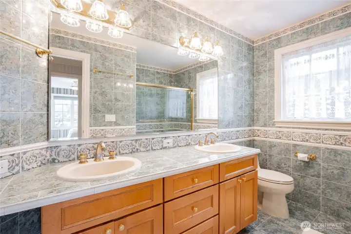 Upstairs full bathroom, with 2 vanities