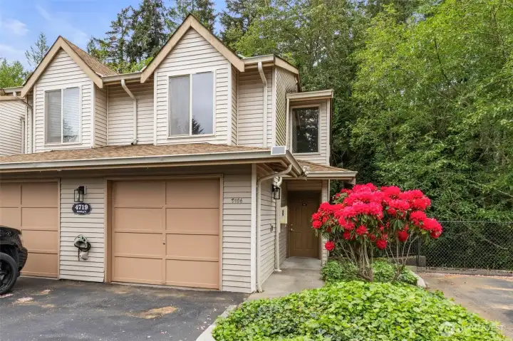End unit with single car garage