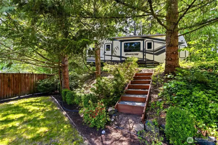 Spacious walkway to additional side parking perfect for RV parking and access to shop and outbuildings.