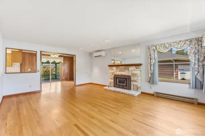 Living room, hardwood floors, fireplace w/insert