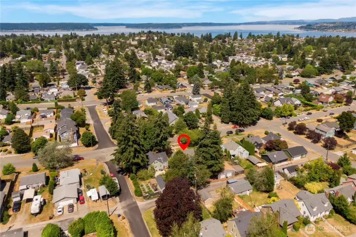 This neighborhood is close to the Proctor District and Westgate neighborhoods- Delightful Market, VIE Athletics, and Coffeezaun to name a few fantastic spots!