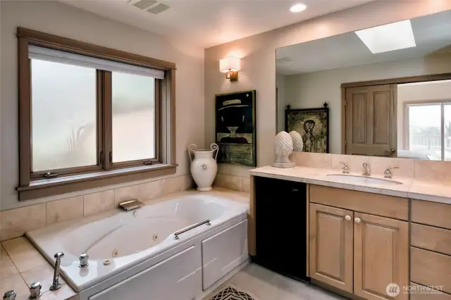 2nd bedroom bath