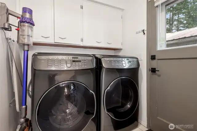 This laundry room and mudroom combo makes post-lake messes a breeze. Simply drop off wet clothes, towels, and gear in the mudroom, then toss them into the washer for a hassle-free clean-up.