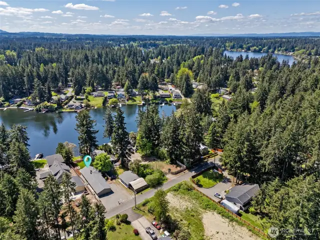 This aerial shot highlights everything you didn’t know you needed: a freshly updated roof, a driveway that welcomes your crew (and their cars), and a front yard that’s all about keeping maintenance low so you can enjoy the lake instead.