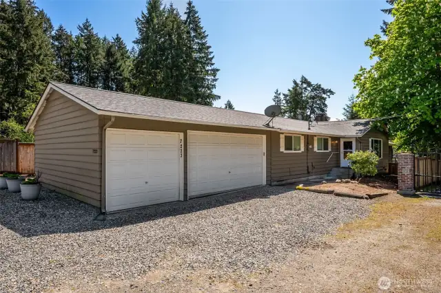 High reward living with 3-car garage, extra parking, long dock, kayaking, fishing & eagle watching. 10 mins to shops, 20 mins to JBLM!