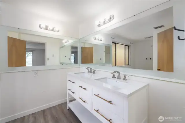 Ensuite full bath with blending eras of style.