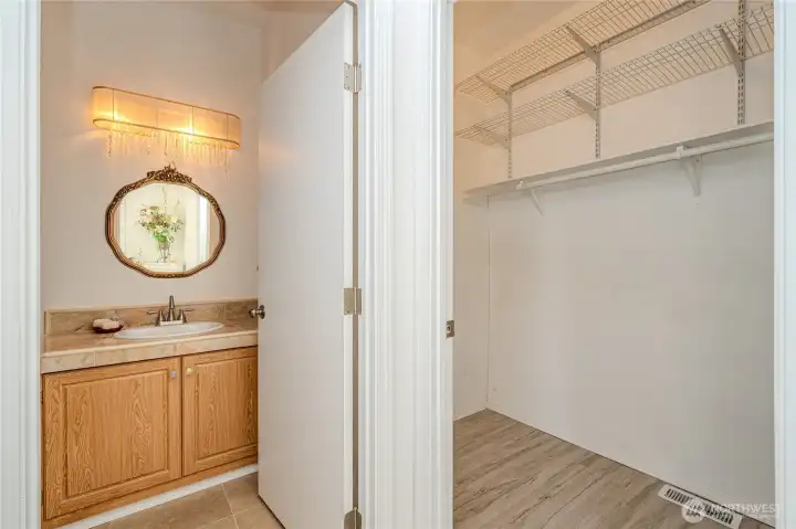 Entry into the ensuite & a huge Walkin closet!