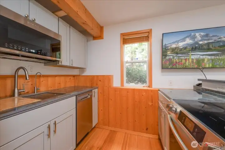 Lower level full kitchen