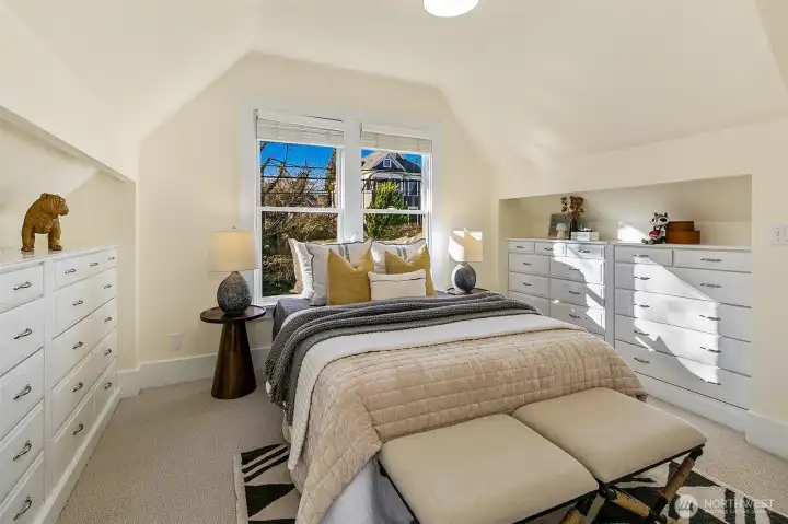 Another oversized bedroom (bedroom #2 of 4)