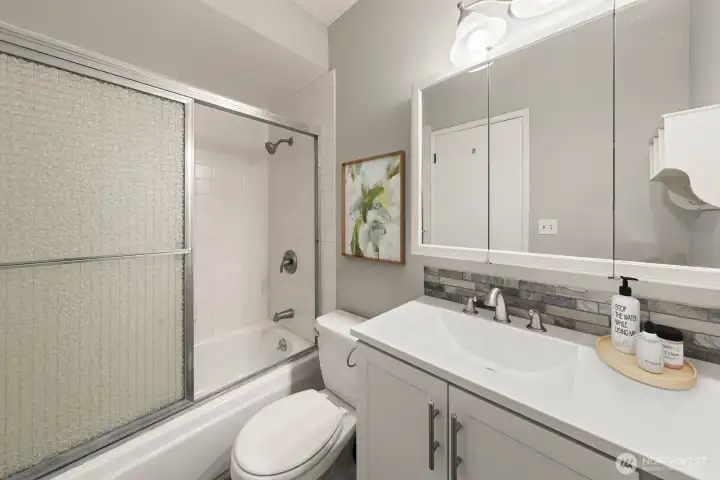Ensuite bath digitally staged