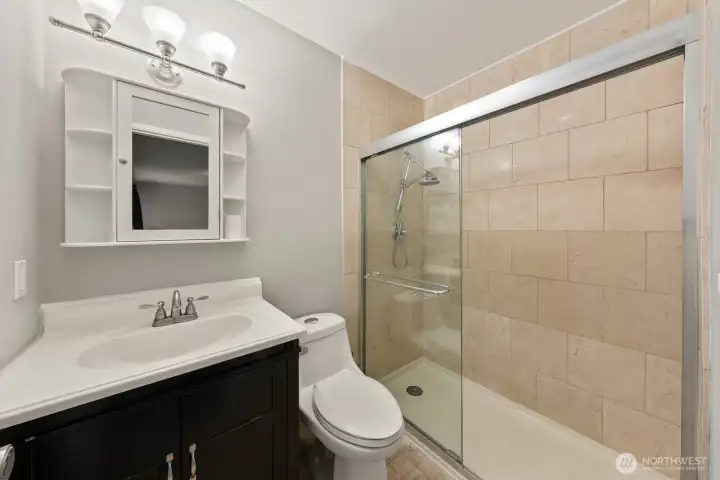 Ensuite bath unstaged