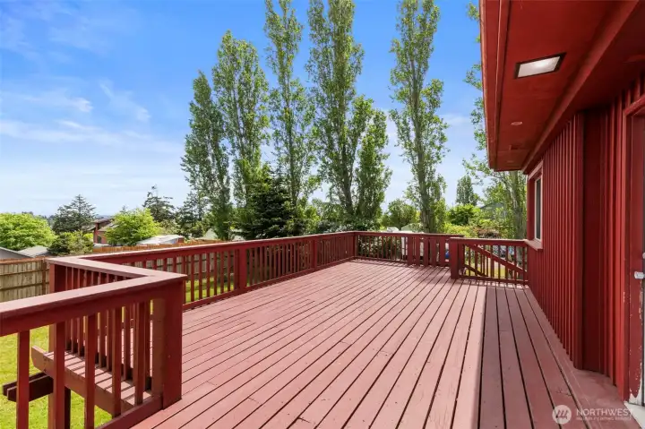 Spacious deck facing the mountain views