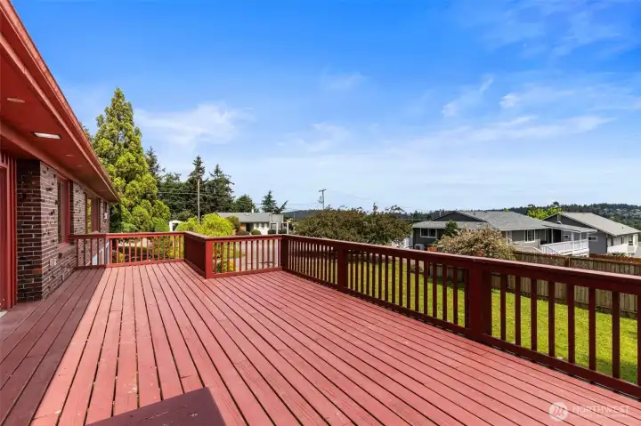 Spacious deck facing the mountain views