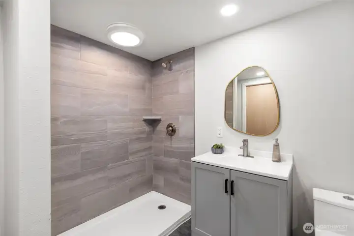 Lower level 3/4 bathroom