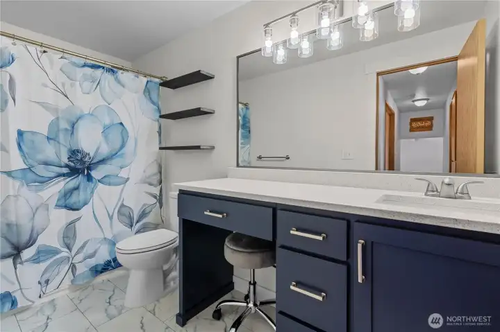 Main Full Bath w/New Vanity w/Quartz Counter, Tile Floors!