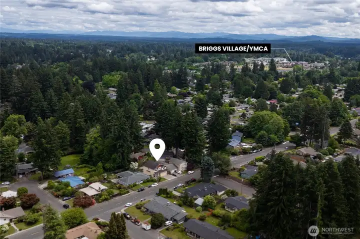 Briggs Taphouse, Starbucks, Humble Cow and the YMCA are a couple minutes away! Briggs Taphouse, Starbucks, Humble Cow and the YMCA are a couple minutes away!