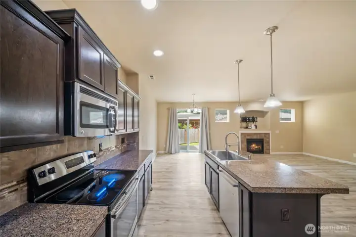 The 9' ceilings downstairs add to the spacious feel! The 9' ceilings downstairs add to the spacious feel!