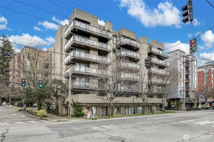 Premier location. Great walking. EZ access to SLU, UW Cap Hill