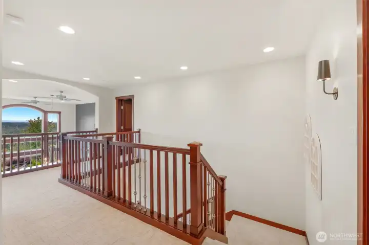 Large upstairs landing w/open views Large upstairs landing w/open views