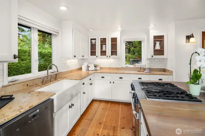 Large kitchen that is perfect for entertaining Large kitchen that is perfect for entertaining
