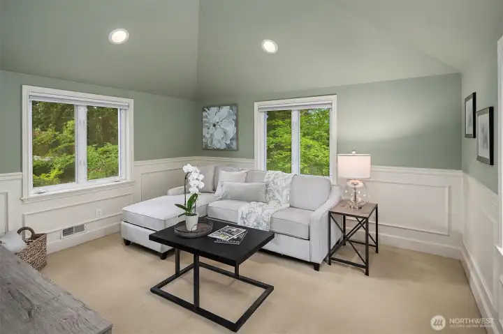 Upstairs Bonus room/Den with lovely natural light Upstairs Bonus room/Den with lovely natural light