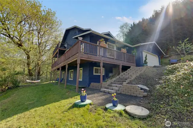 The house on the hill.....paradise. You couldn't see the mountain or the gorgeous sunsets if you weren't up high!
