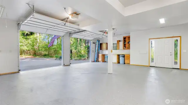 IMMACULATE garage with fresh epoxy eal