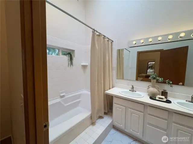 A gentle step into the wide tub makes getting in and out a breeze—combining comfort and practicality in this thoughtfully designed bathroom.