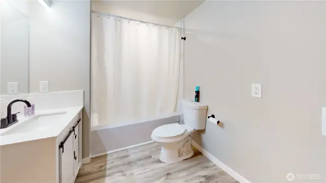 Large main bathroom.