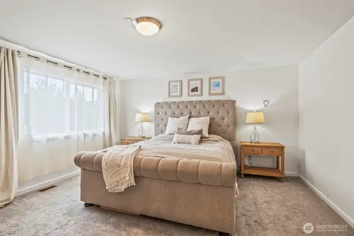 King size bed plus additional furnishings - bring it!