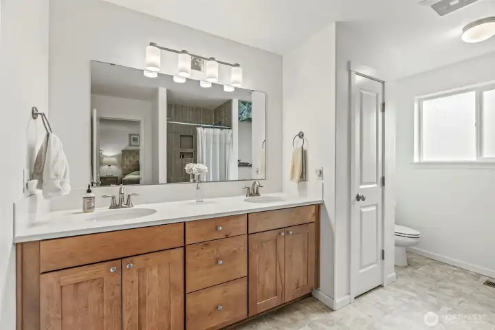 Comfort height cabinetry w/dual sinks, linen closet - bright, light & spacious!