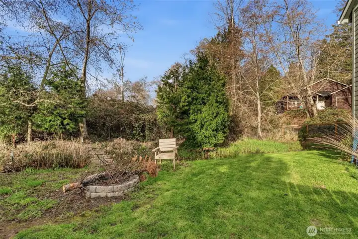 Firepit, large, fenced yard with gates for convenience. Small season stream ...