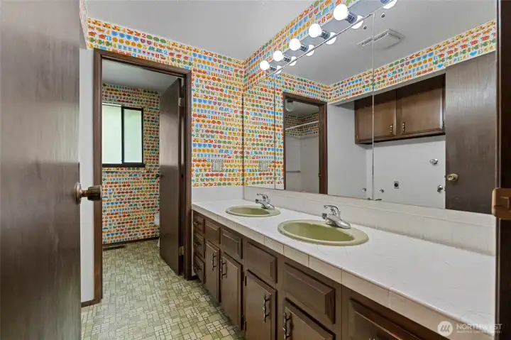 Upper level bathroom with laundry hookups