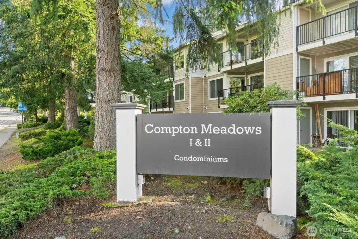 Compton Meadows is conviently located just steps from grocery shopping, dining, coffee shops, schools and parks.  Minutes to the Village at Totem Lake, Woodinville Wine District, I-405, and express transit.