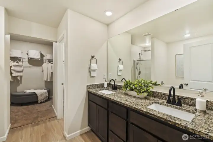 Full five piece on-suite bath attached to the primary bedroom