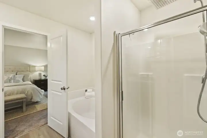 View of the on-suite with soaking tub