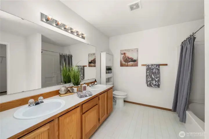 Primary en suite with double sinks
