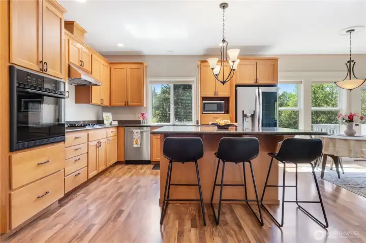 eat-in kitchen with room for 5 at the bar-top