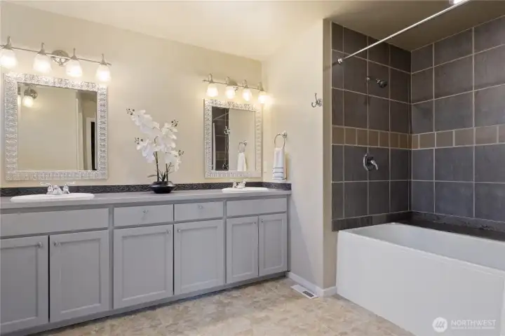 Full bathroom off of the primary bedroom with double sings, wet closet and walk-in closet.