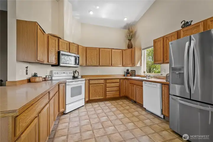 Abundant Cabinetry, Functional Workspace Abundant Cabinetry, Functional Workspace