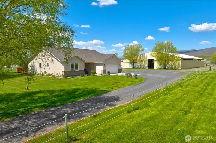 Equestrian Amenities and Easy Living Equestrian Amenities and Easy Living