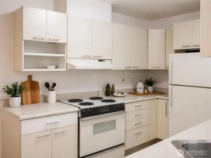 Kitchen (Virtually Staged)