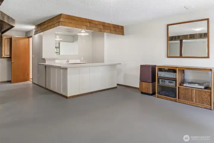 Wet bar and 1/2 bath
