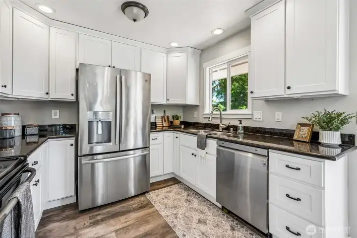 Updated w/ stainless appliances & granite counters